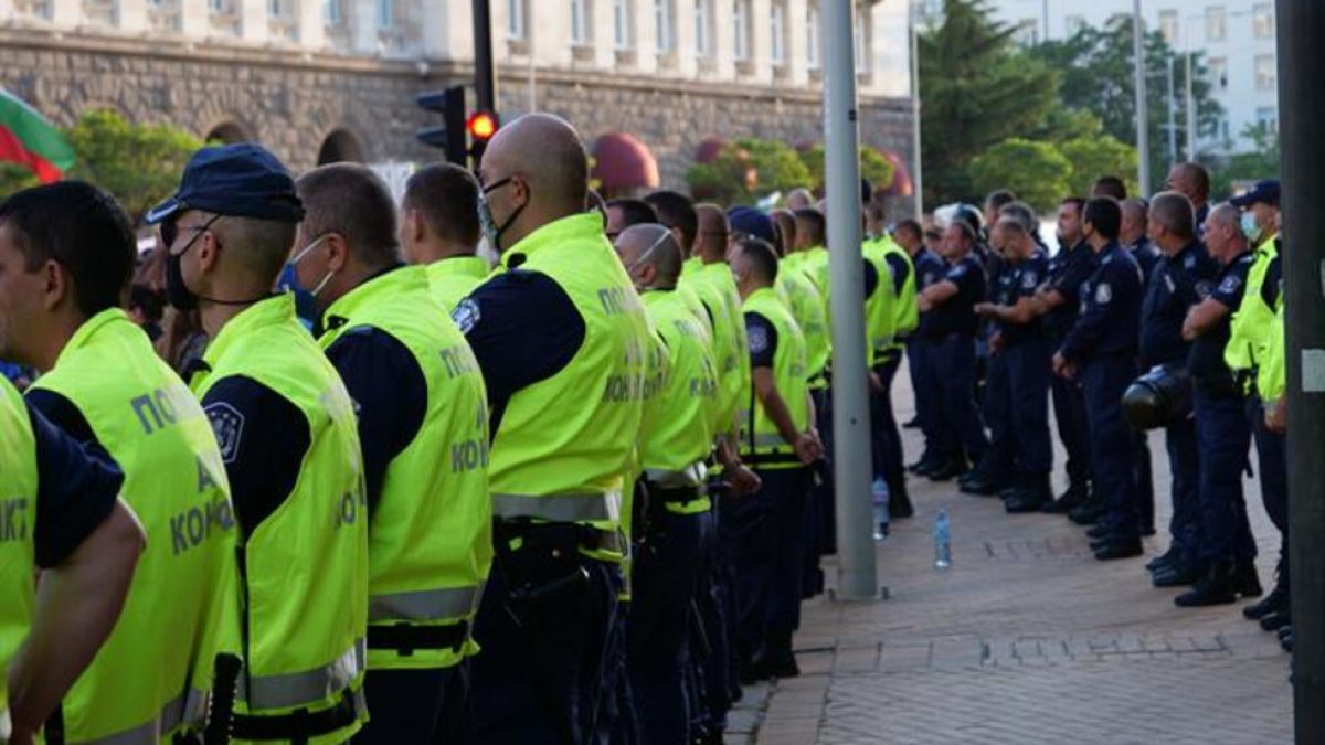 Млада жена е задържана на протеста в София 
