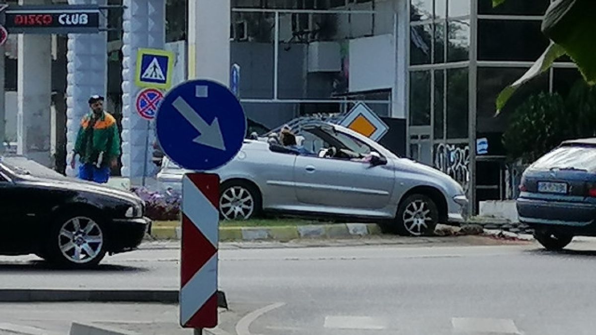 Млада дама с кабрио кацна във фонтана до Водната палата в Пловдив СНИМКИ 