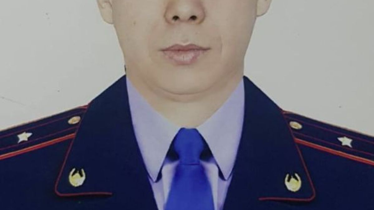 Смел полицай скочи от 13-ия етаж, за да залови опасен престъпник 