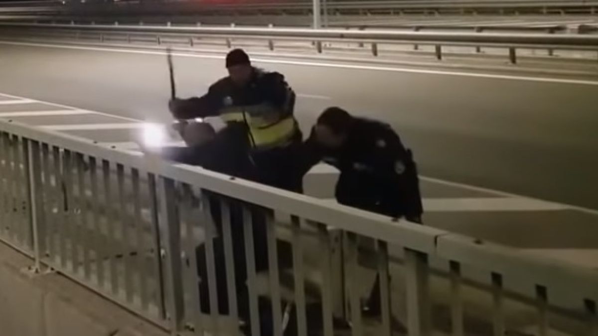 Ето го най-новия фейк с протестиращ младеж, уж бит от полицията ВИДЕО 