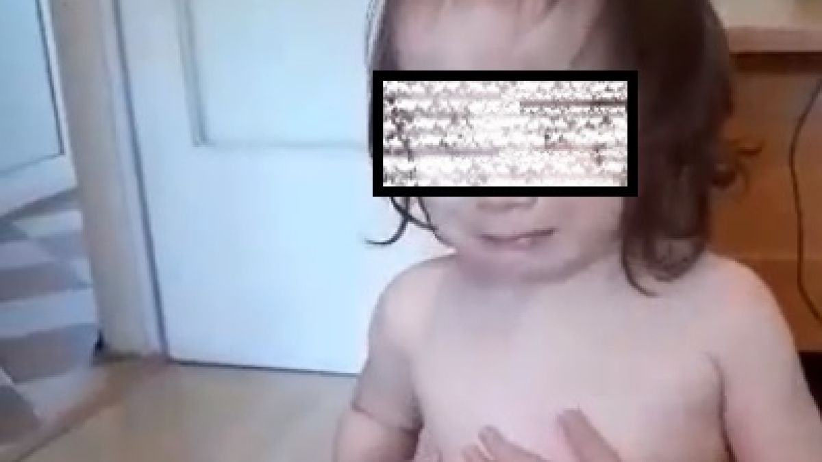 Ужас! Перничанка бие с юмруци момиченцето си, защото баща му не ги обичал ВИДЕО 18+