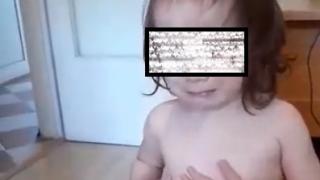 Ужас! Перничанка бие с юмруци момиченцето си, защото баща му не ги обичал ВИДЕО 18+