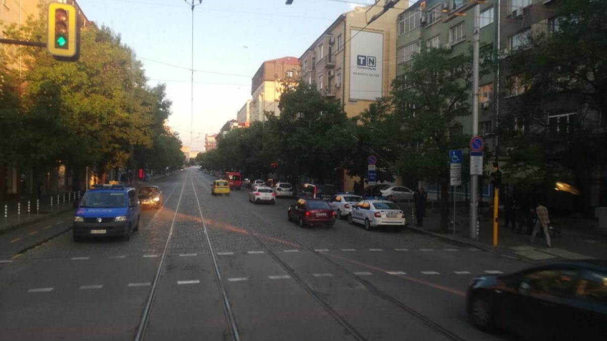 Гъмжи от полиция в центъра на София СНИМКИ