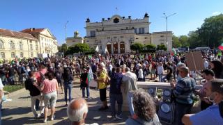 "Учени" от БАН излязоха на протеста, а някои от протестиращите полегнаха на жълтите павета СНИМКИ