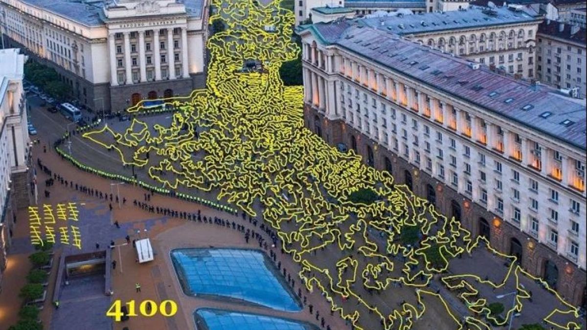 Мъжът, извадил снимката на "най-масовия" протест в София, пусна и шеметно ВИДЕО