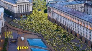 Мъжът, извадил снимката на "най-масовия" протест в София, пусна и шеметно ВИДЕО