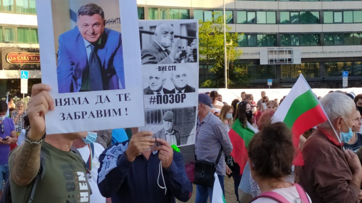 Извънредно в БЛИЦ TV: Шепа протестиращи блокираха ключови кръстовища в София СНИМКИ