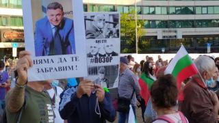 Извънредно в БЛИЦ TV: Шепа протестиращи блокираха ключови кръстовища в София СНИМКИ