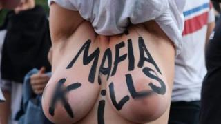 Сексуална енергия витае на протестите в София СНИМКИ 18+