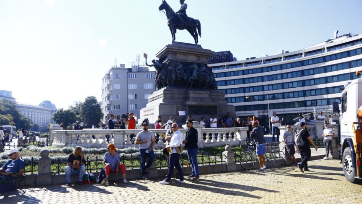 Протестиращи пак се събират пред Народното събрание СНИМКИ