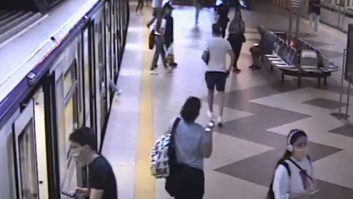 Появи се първо ВИДЕО от саботажа на протестиращи в метрото