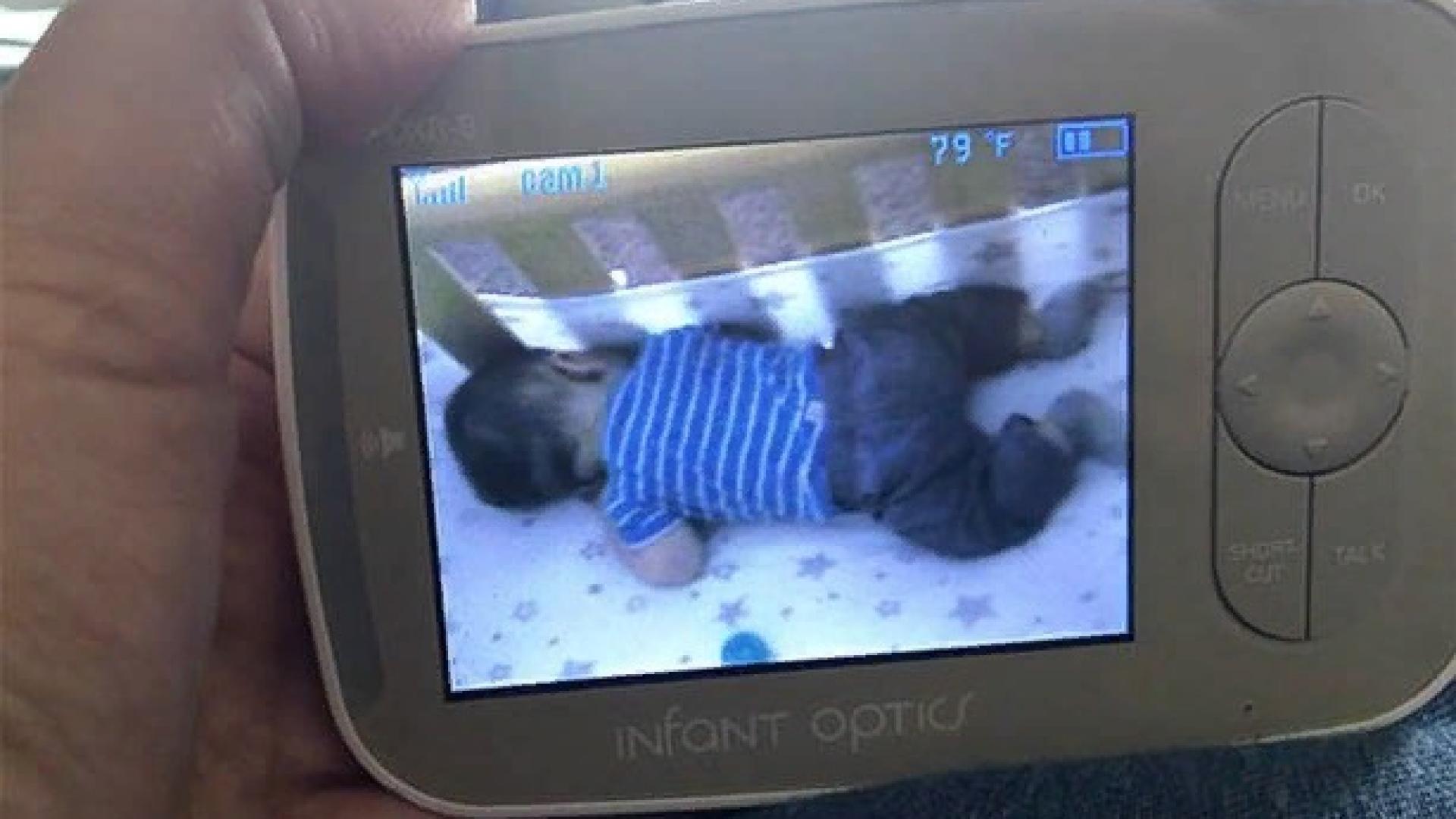 Камера в детска стая фиксира призрачна аномалия, която буди бебе ВИДЕО