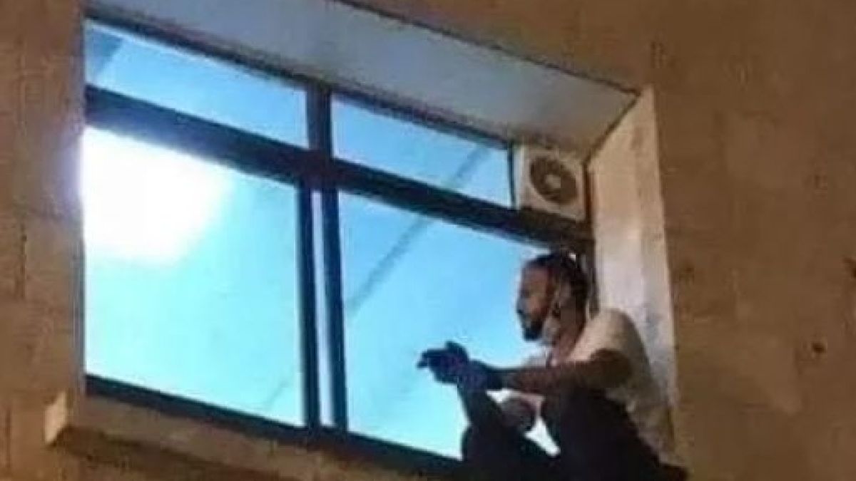 Син наблюдавал всеки ден болната си майка от перваза на болница ВИДЕО