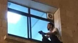 Син наблюдавал всеки ден болната си майка от перваза на болница ВИДЕО