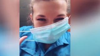 Момиче показа как изглежда модерният стриптийз в епохата на COVID-19 ВИДЕО
