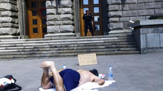 Само в БЛИЦ: Шокираща случка на протеста в София, полицаите гледат ококорени СНИМКИ