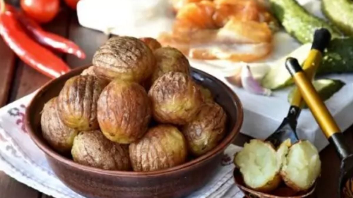 Видях свекърва ми да дере сурови картофи - уникално вкусни са след изпичане СНИМКИ