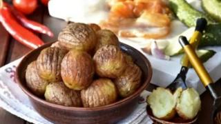 Видях свекърва ми да дере сурови картофи - уникално вкусни са след изпичане СНИМКИ