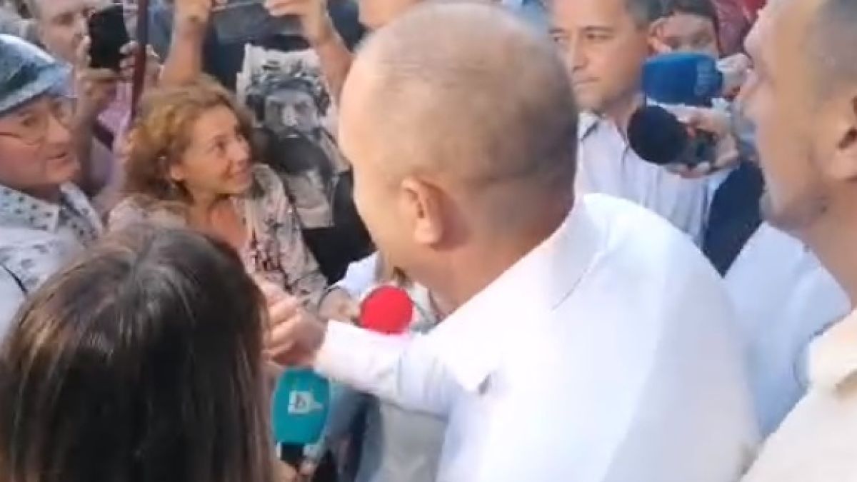 Извънредно! Радев отново слезе при протестиращите, крещи "мафия" и зове за оставка ВИДЕО 