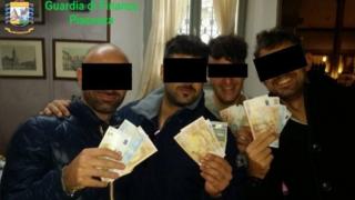 Затвориха полицейско управление в Италия и изкараха подкупни карабинери с белезници 