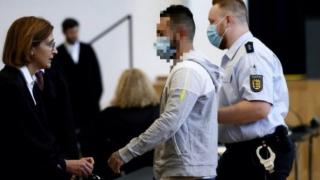 10 бежанци 2 часа изнасилват 18-г. германка, последвалото е още по-отвратително
