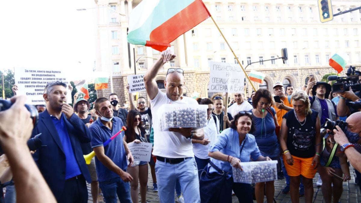 Първа директна атака по Министерски съвет от протестиращите тази вечер СНИМКИ