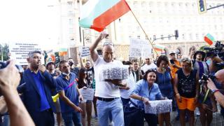 Първа директна атака по Министерски съвет от протестиращите тази вечер СНИМКИ