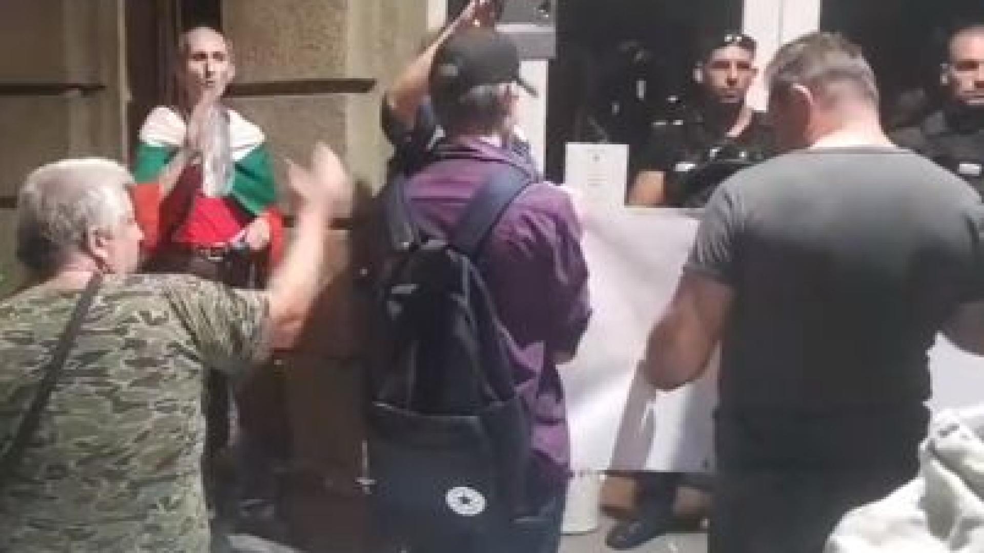 Напрежението ескалира! Протестиращи се опитват да нахлуят в БНТ, Нинова и Дариткова блокирани ВИДЕО