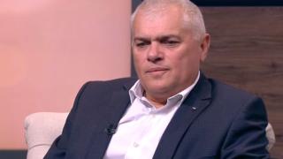Валентин Радев за блокираните Нинова и Дариткова в БНТ: Какво искат протестиращите, че да се достигне до такава уплаха