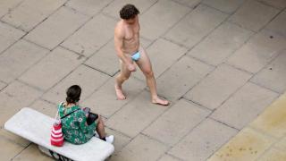 Гол мъж обиколи центъра на Лондон, „облечен“ само в защитна маска ВИДЕО 18+