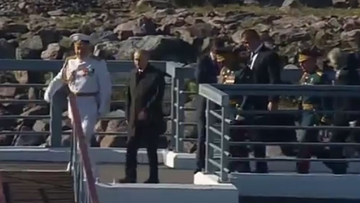 Путин обходи с катер парадната линия на бойните кораби ВИДЕО 