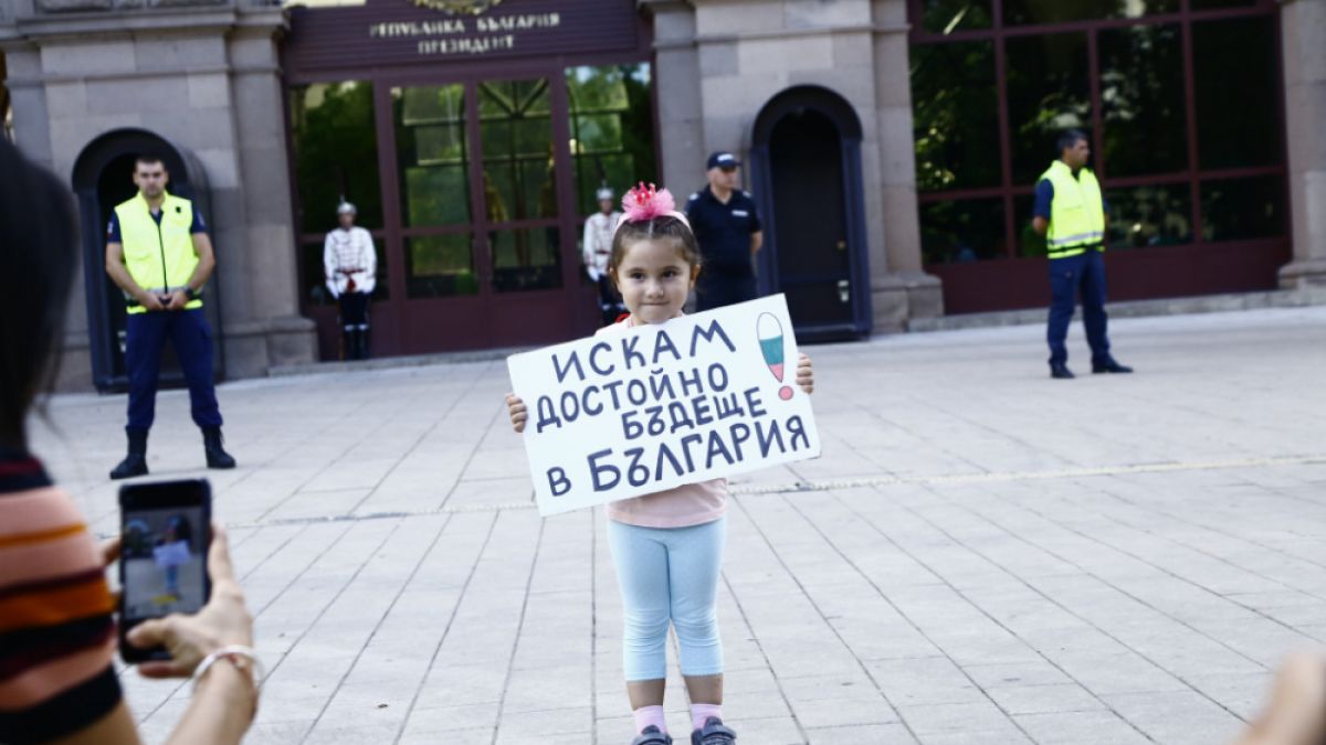 Протестите ден 18: В София 200 души към 19 часа, в Пловдив нито един БЛИЦ TV