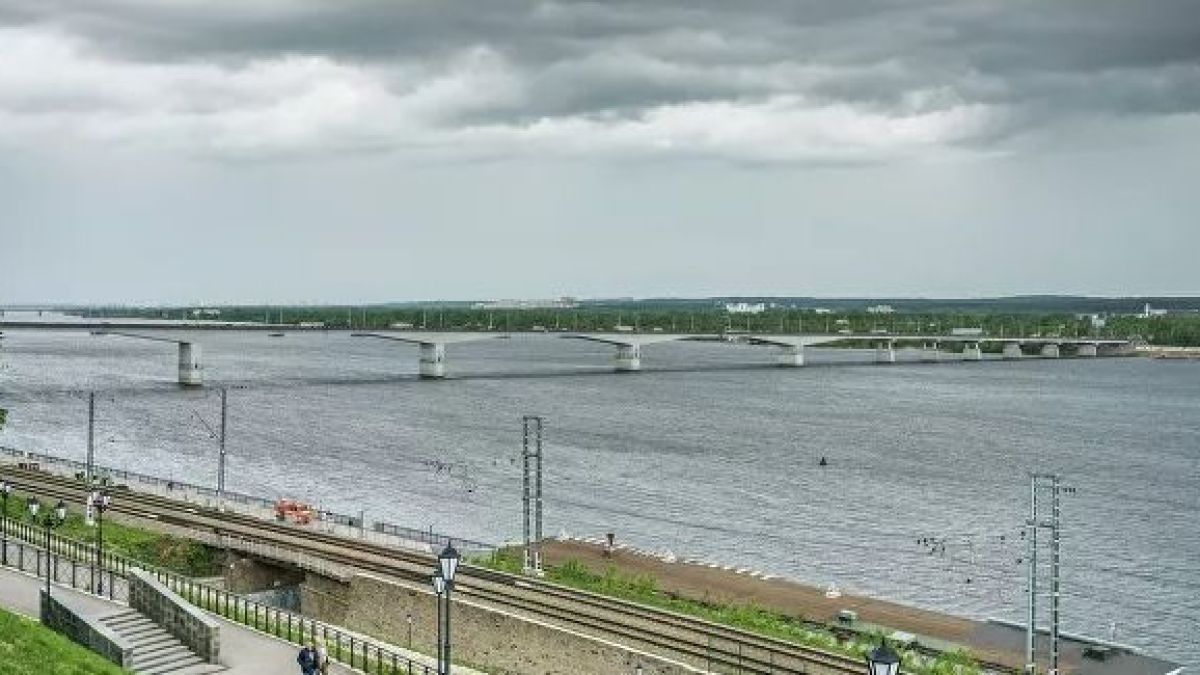 ВИДЕО запечата спасяването на давеща се жена от жива верига от 30 души