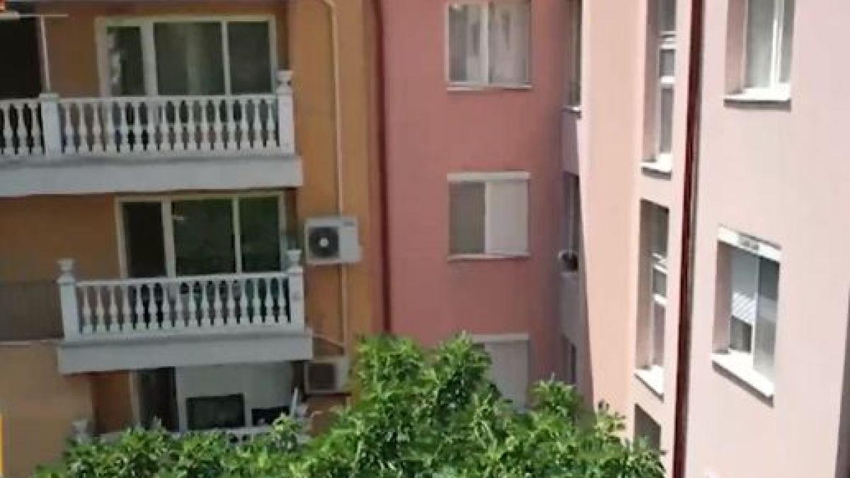 Що за абсурд? Пловдивчани си влизат в дома през гаража ВИДЕО
