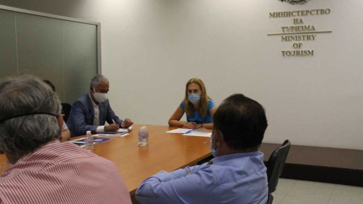 Министърът на туризма предложи държавата да плаща за карантинирани туристи