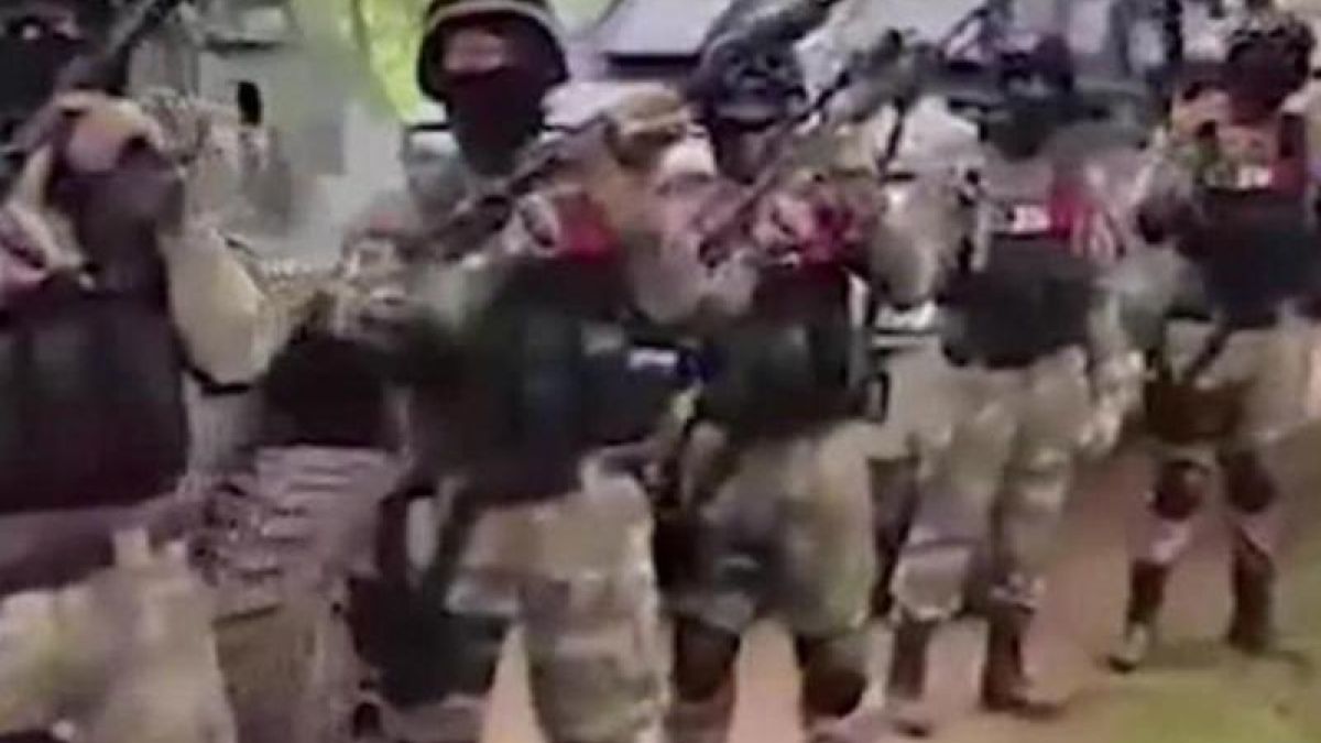 Стряскащ клип: Мексикански наркокартел показа бойната си мощ ВИДЕО