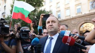 От „Дондуков“ 2 отговориха на БЛИЦ контактувал ли е Радев с болния си от К-19 началник на кабинета