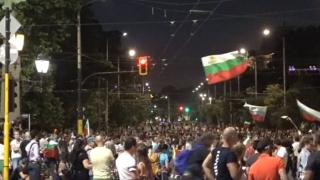 От последните минути: Протестиращи блокираха Орлов мост СНИМКИ