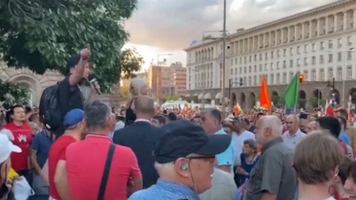 Момче поиска оставката на Радев и ето какво му се случи пред очите на Бабикян ВИДЕО