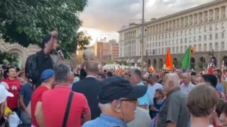 Момче поиска оставката на Радев и ето какво му се случи пред очите на Бабикян ВИДЕО