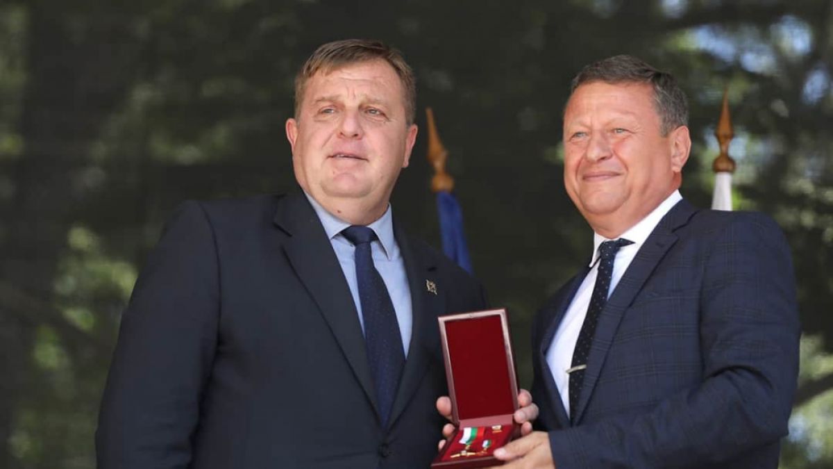 Каракачанов връчи дипломите на офицерите от Военната академия СНИМКИ