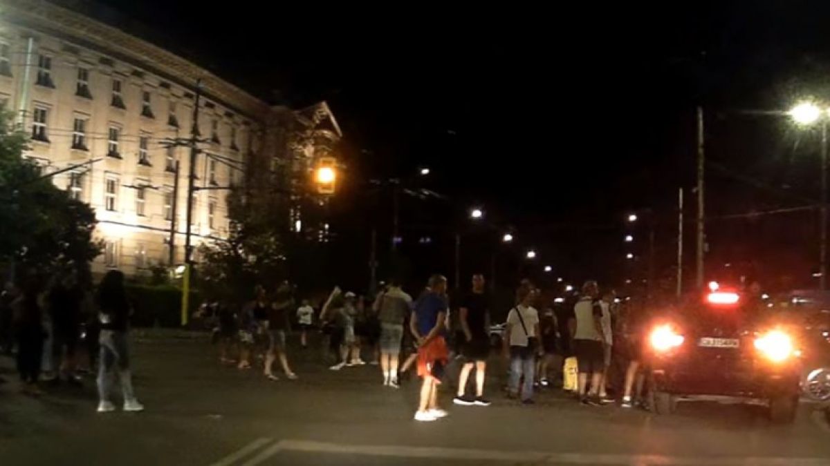 Скандално първо ВИДЕО от момента на бруталното нападение на протестъри срещу шофьора до СУ