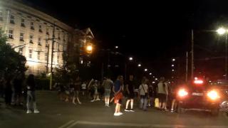 Скандално първо ВИДЕО от момента на бруталното нападение на протестъри срещу шофьора до СУ