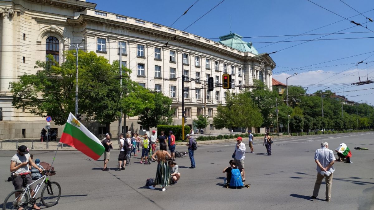 БЛИЦ TV: Почна протестът в София, МВР предупреди за провокации СНИМКИ