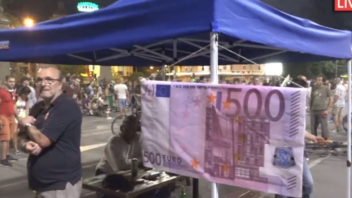 Орлов мост е неузнаваем! Протестиращи опънаха скари, палатки и маси СНИМКИ