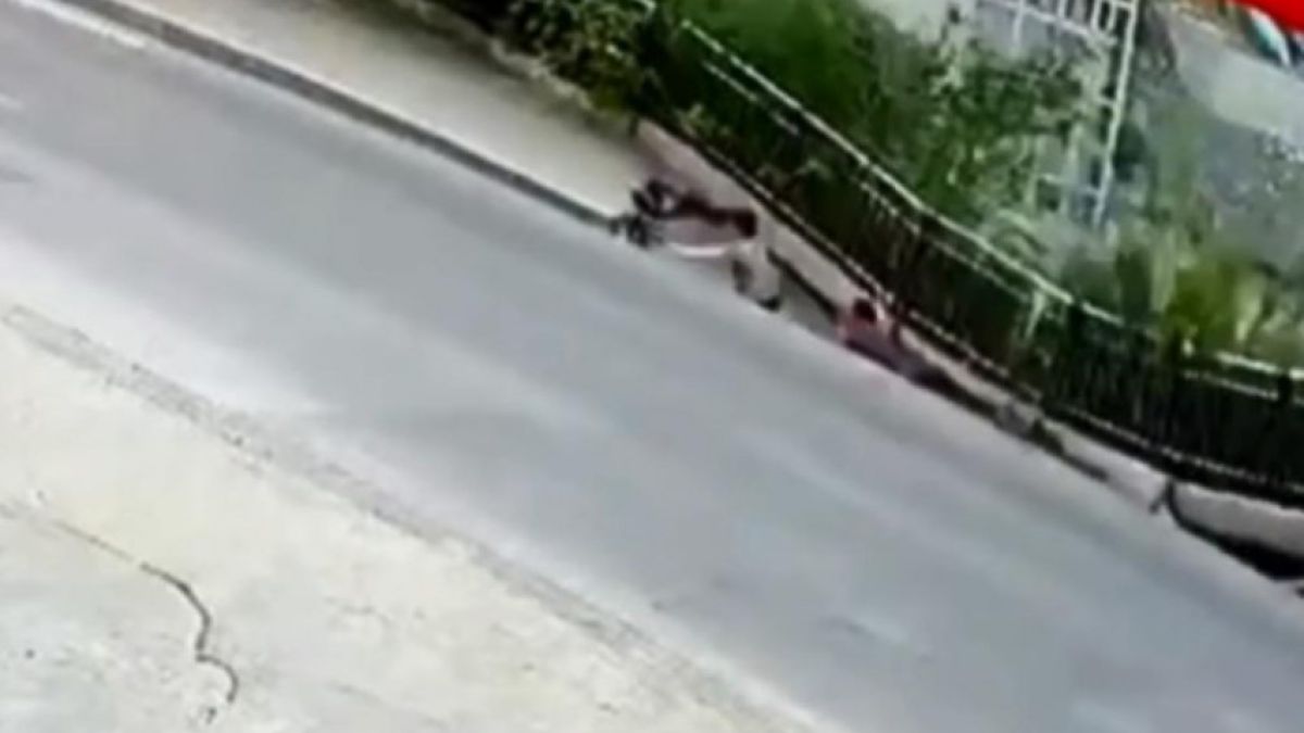 Ходеха спокойно по тротоара, когато земята се отвори ВИДЕО