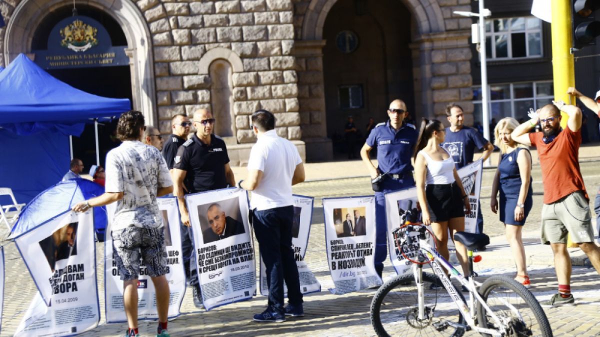 Мистерия: Протестърите опънаха еднакви палатки пред МС СНИМКИ