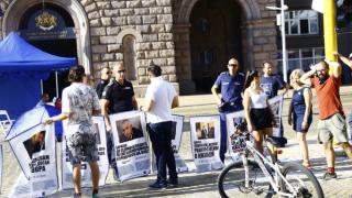 Мистерия: Протестърите опънаха еднакви палатки пред МС СНИМКИ