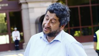 Бареков и граждани окупират централата на Христо Иванов
