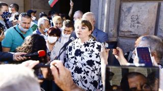 Маските паднаха! Сачева разобличи Манолова с този КОЛАЖ